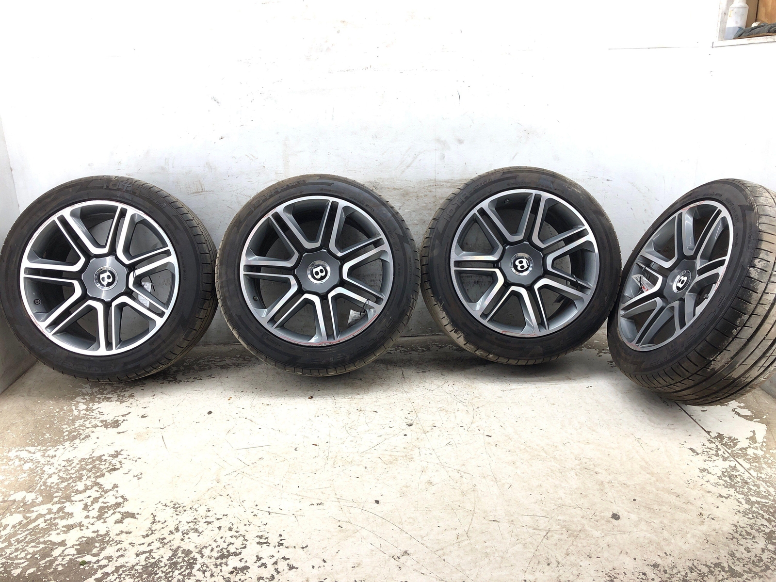 2016-2020 BENTLEY BENTAYGA 21x10" WHEEL RIM & TIRE SET 36A601025R 285/45ZR21 OEM