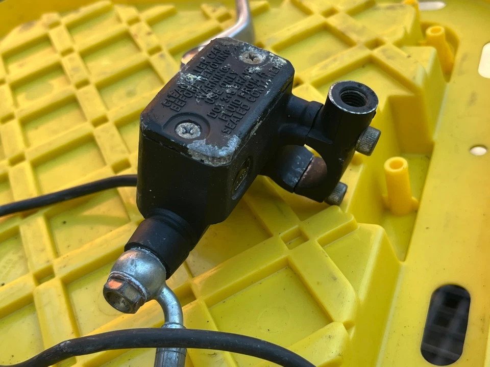 Ducati Monster M620 2002 02-06 maestro de freno delantero, pinzas y palanca Foto 4 de 4