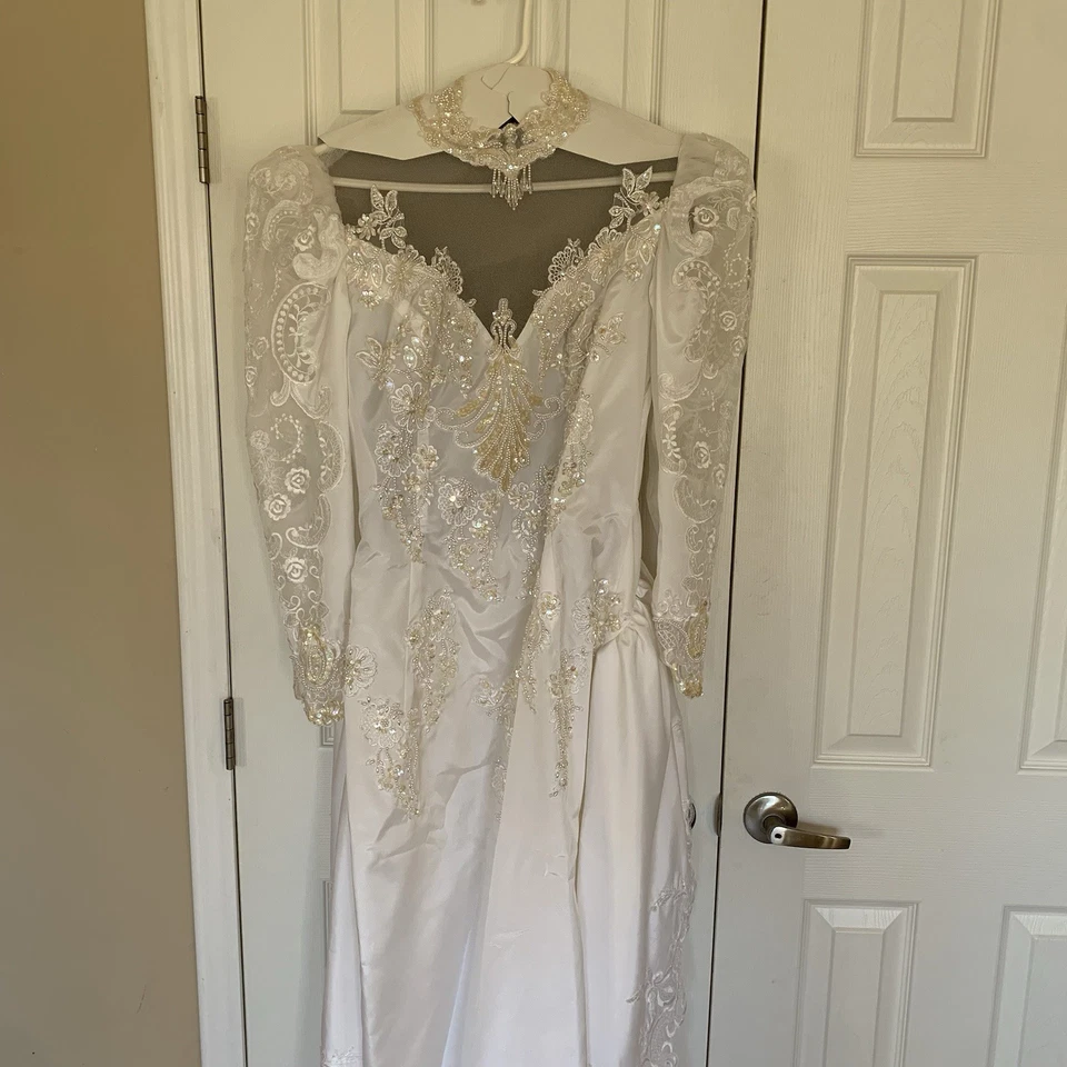 Vestido de novia blanco talla pequeña lentejuelas encaje bordado princesa cuello alto velo Foto 3 de 4