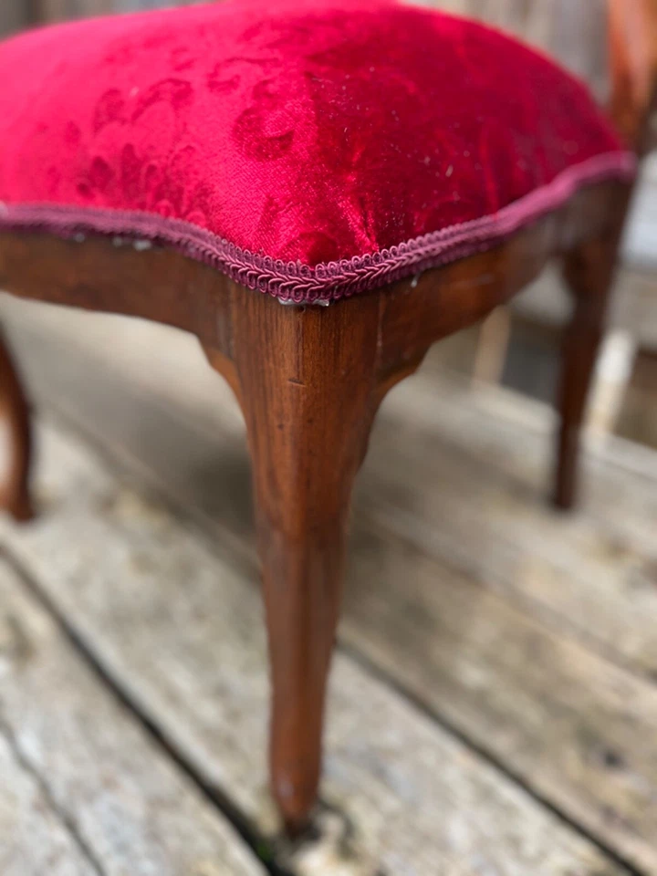 Silla antigua con respaldo de globo individual Foto 4 de 4