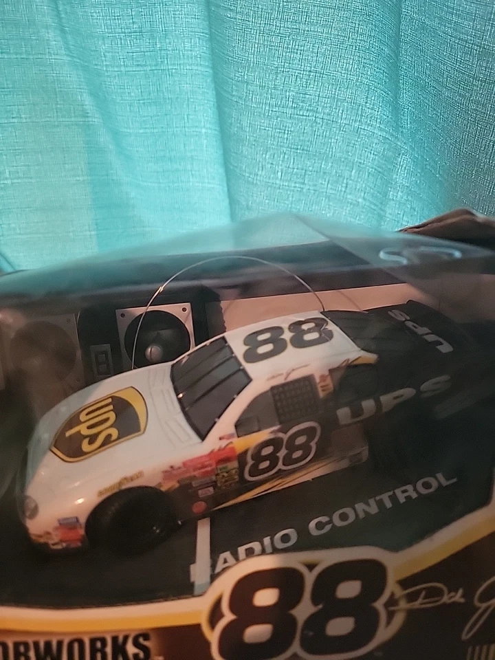 Radio Control Motorworks Escala 1/32 88 Dale JARRETT UPS COCHE EN CAJA Foto 4 de 4