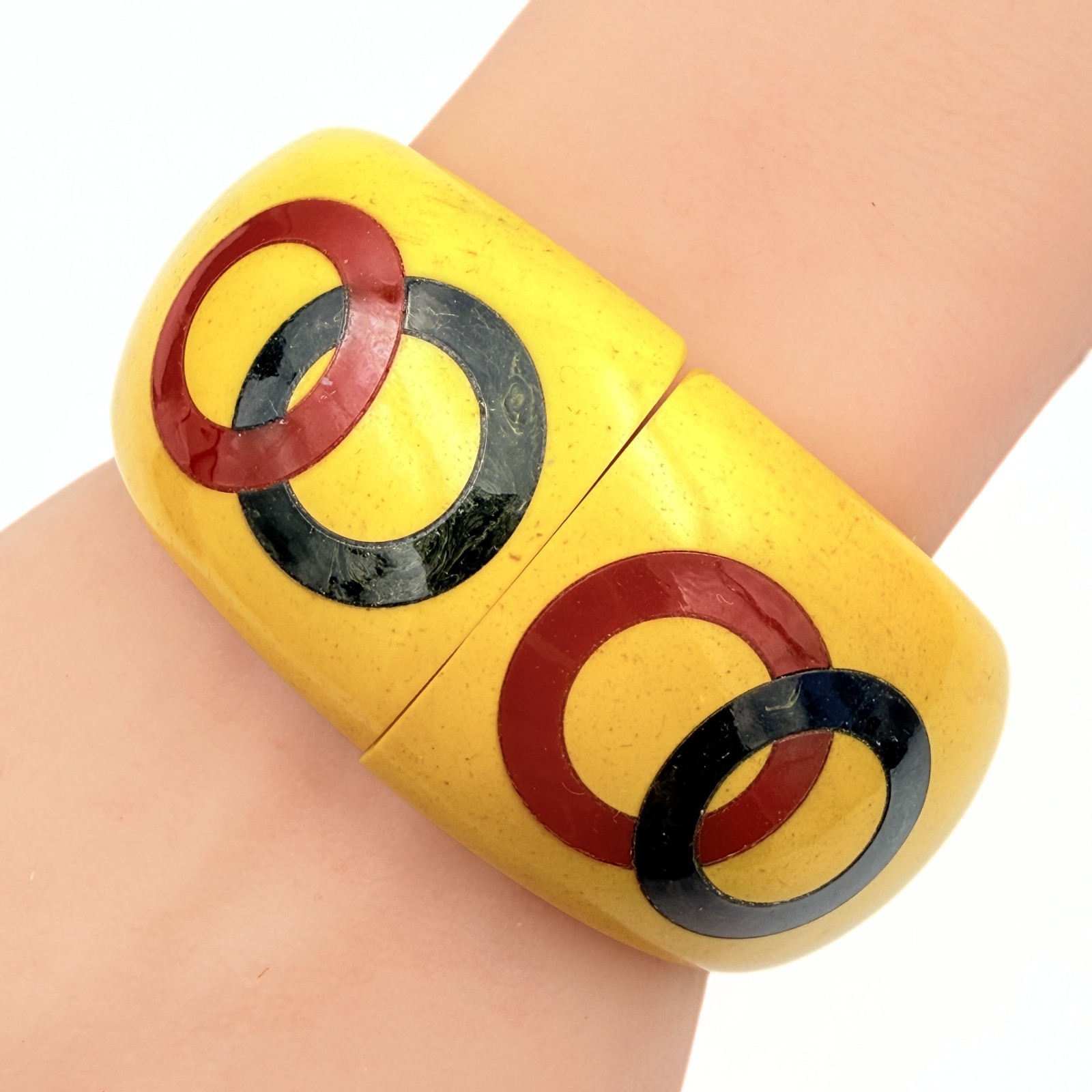 Charming Yellow Bakelite Interlocking Rings Clamp… - image 3