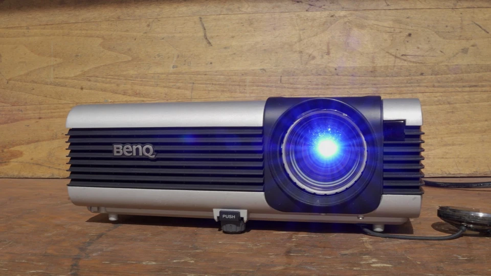 BenQ PB7200 XGA DLP Portable Video Projector 2,200 Lumens Parts or Repair - Image 4 of 4