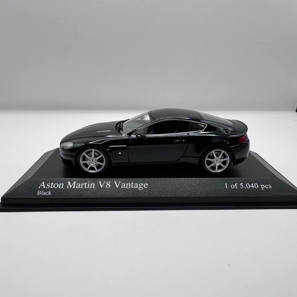 MINICHAMPS Aston Martin V8 Vantage 2005 Model Car 1:43 Scale Black 400137420 - Image 2 of 4