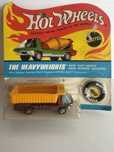 🚛 Hot Wheels Heavyweights Dump Truck brown/ CARDED W/ Matching Collector Button