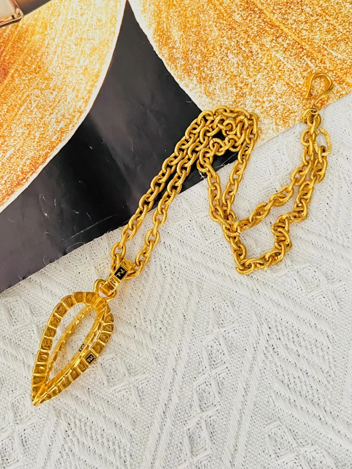 Collana lunga grossa con ciondolo goccia acqua foglia Fendi vintage logo Fendista 3D