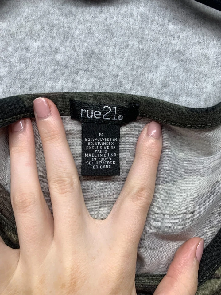 Top mujer Rue 21 camuflaje talla M   Foto 2 de 4