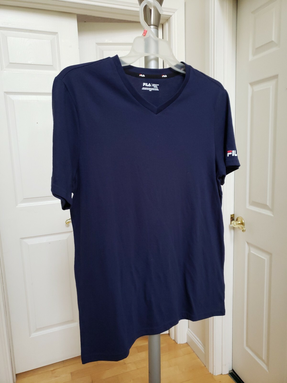 T shirt uomo Fila manica corta. Scollo a V taglia media. Nuovo senza etichette.