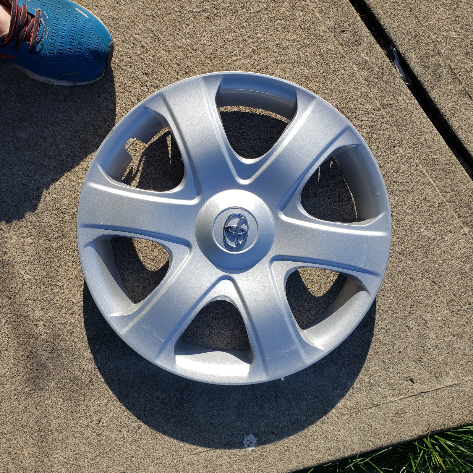 1 OEM Toyota Matrix Hubcap Hub Cap Wheel Cover 2009 2010 16" 42621