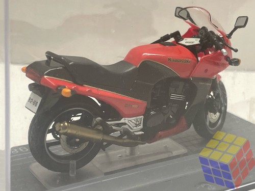 Moto clásica Kawasaki GPZ 900R Ninja • 1984 • (1/24) Ixo,roja, Top Gun, Maverick - Imagen 9 de 14