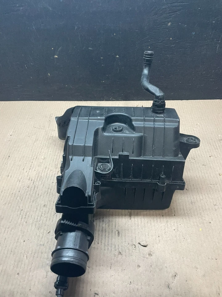 Коробка воздухоочистителя 2015–2020 Audi A3 J7522 - Изображение 3 из 4