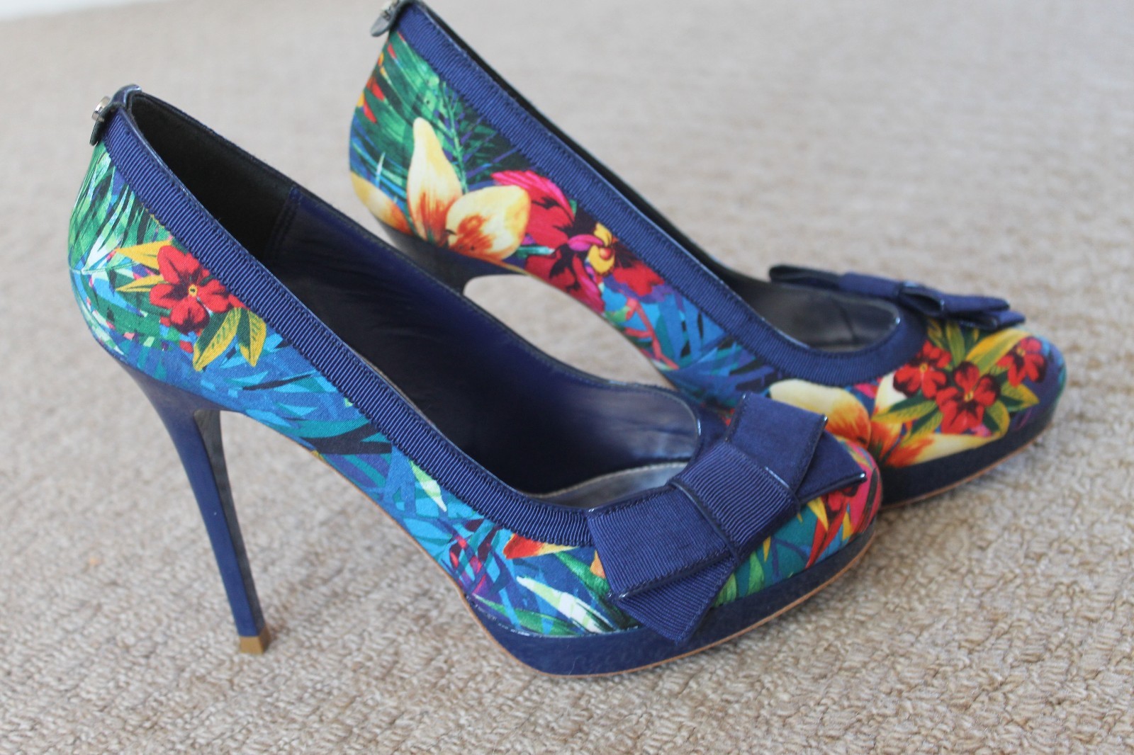 Damenschuhe Royal Blau Floral Karen Millen Schuhes UK Größe 4 Damenschuhe Royal Blau Floral Karen Millen Schuhes UK Größe 4