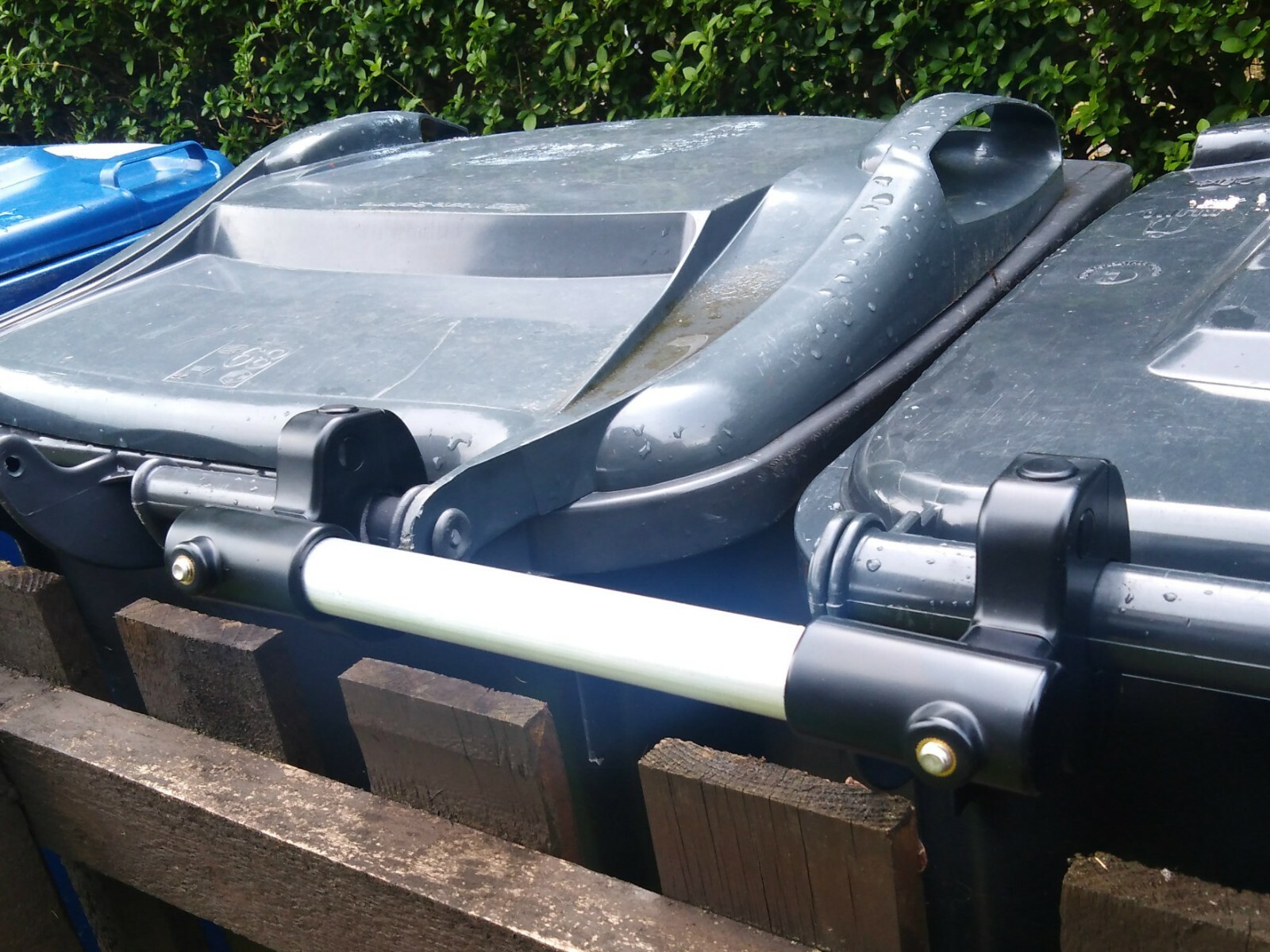 Wheelie bin lock clamp, lock on or snap on. No drilling.Modern & Smart