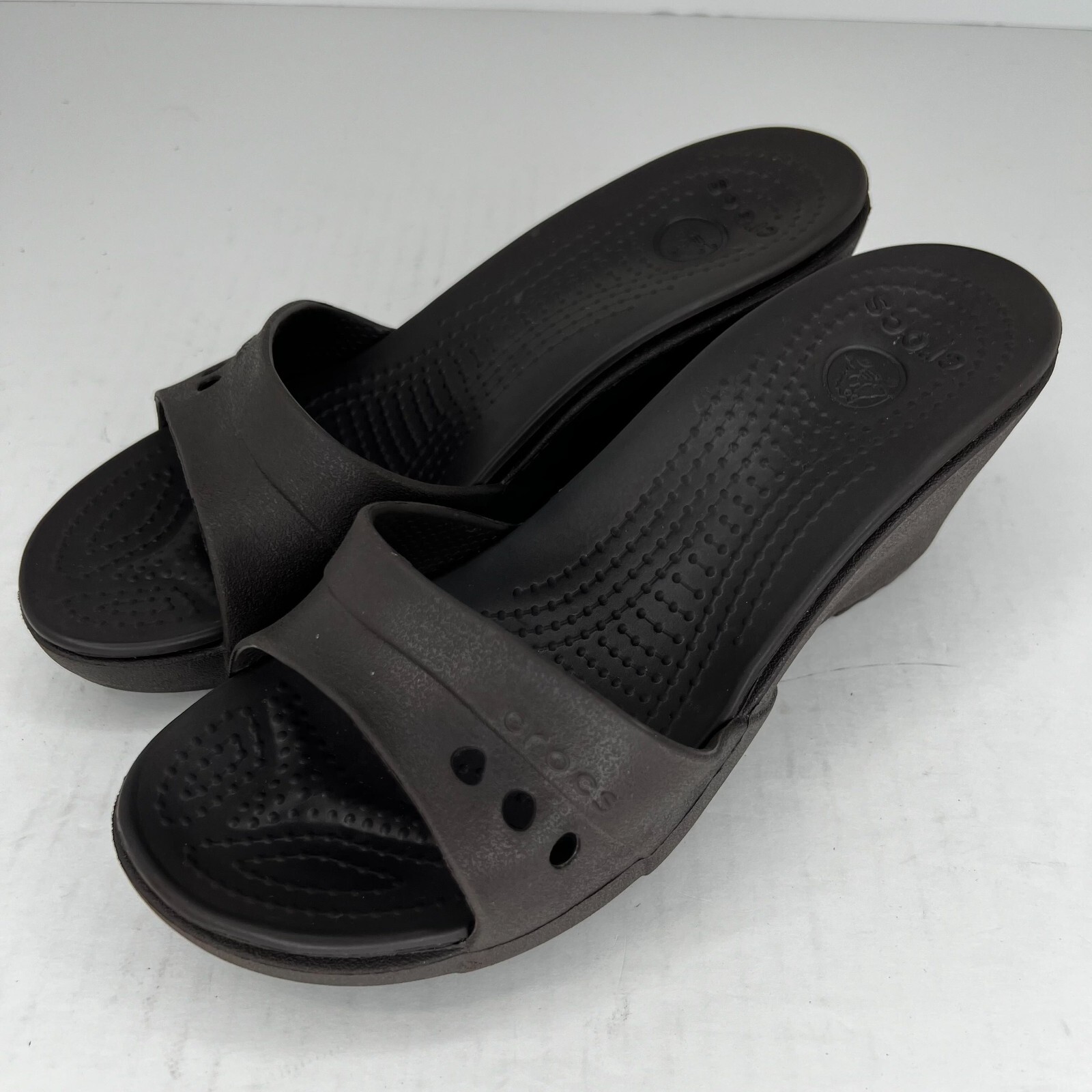 Crocs Womens Kadee Black Solid Wedge Heeled Rubber Slip-On Size 8 Mule Sandals
