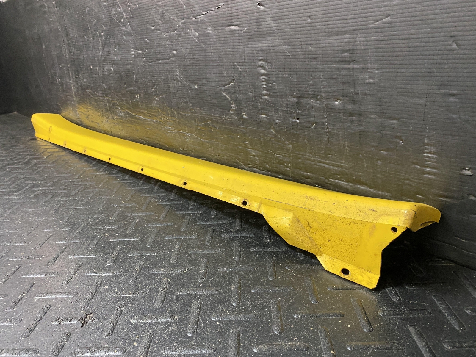 02-06 MASERATI SPYDER PASSENGER RH ROCKER PANEL TRIM SIDE SKIRT MOULDING YELLOW