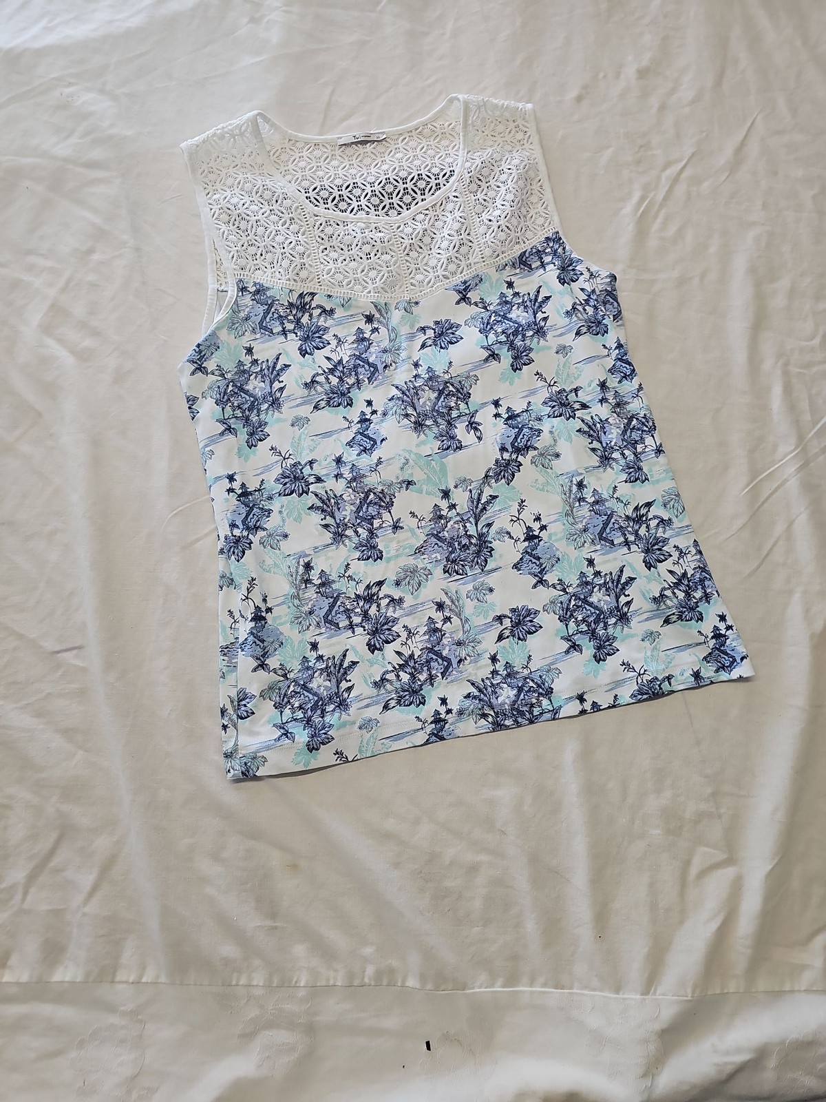Tu Woman Blue Floral Sleeveless Top with Crochet Lace Yoke uk20 QQ1062 image 3