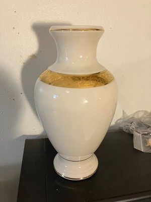 VINTAGE ETHAN ALLEN WHITE AND GOLD TRIMMED VASE 8 1/2'' 