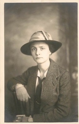 UNBEKANNTE DAME MIT HUT - POSTKARTE