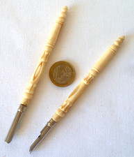 PAAR ALTE FEDERNHALTER AUS RINDERKNOCHEN GESCHNITZT UND DURCHBROCHEN