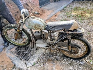 BSA Bantam Motorbike Barn Find Spare Frame Wheels and Rims Has Compression