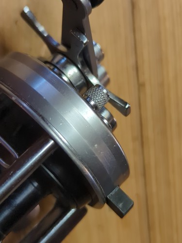 Carrete de pesca modelo raro Abu Garcia Ambassadeur 2500C PLATEADO 1977 770300 Suecia - Imagen 12 de 14