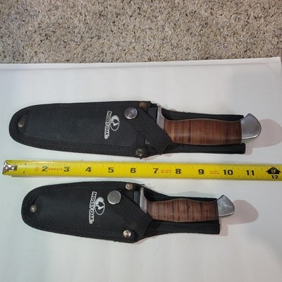 Set Of 2 Stacked Leather Handle Mossy Oak Brand Hunting Knives. 4'' & 6''.