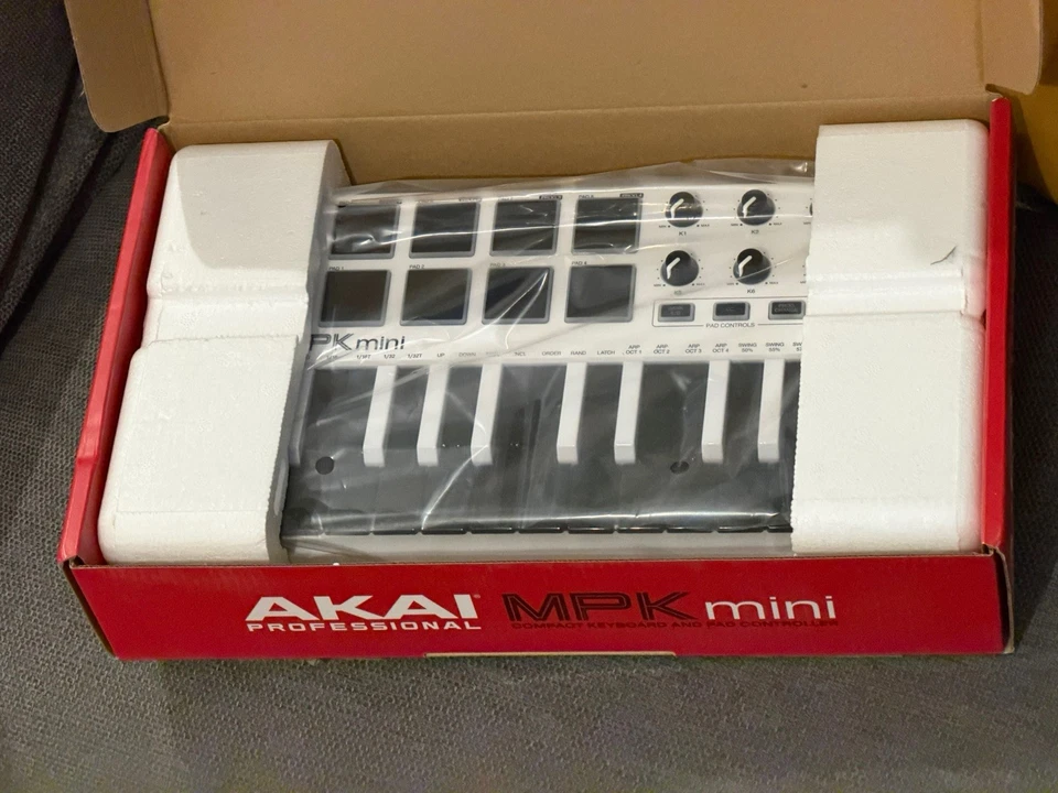 Akai MPK Mini Edición Especial (Blanco) – Perfecto Estado – En Caja – Sin Cable USB - Imagen 2 de 3
