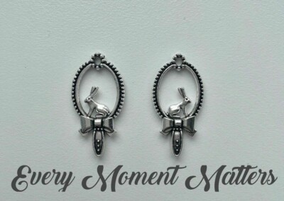 10 x Tibetisches Silber HASE HASE OSTERHASE IM SPIEGEL MIT SCHLEIFE 27x13mm Charms