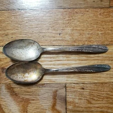 2 ANTIQUE COLLECTIBLE SPOONS 6" WM ROGERS MFG CO SILVER PLATE-REINFORCED, AA