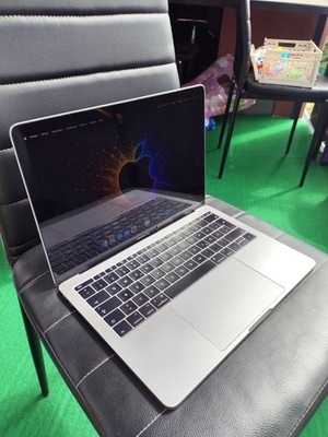 Apple MacBook Pro 13,3 Zoll (256GB SSD, Intel Core i5 7. Gen, 3,60 GHz, 8GB)