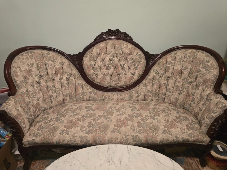Sofá Kimball Reproductions Rosas en estilo victoriano. Preciosa adición Foto 2 de 3