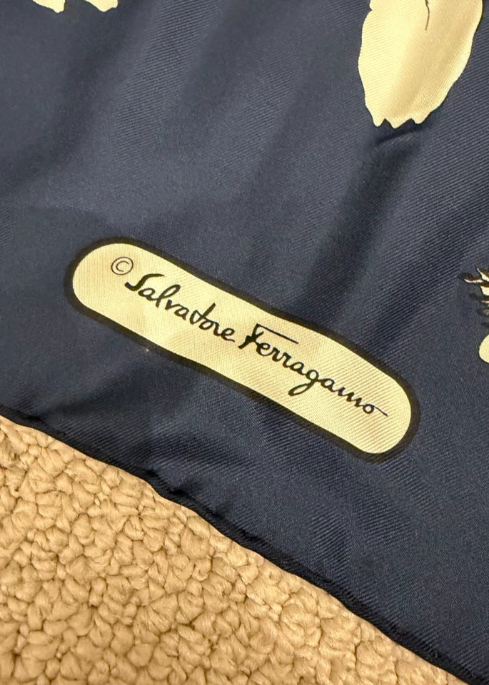 RARO! Auténtico SALVATORE FERRAGAMO Arte Floral 100% Seda Cuadrado Bufanda Azul Foto 2 de 4