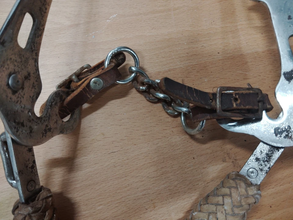 Brida Bosal Western Hackamore vintage - piezas de cuero y metal / tachuela de exhibición Foto 4 de 4