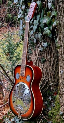 4/4 Resonatorgitarre mit rundem Halsprofil und Sunburst-Finis
