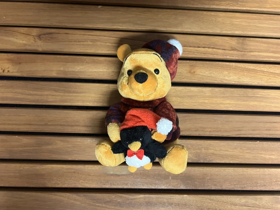 Disney Store Winnie the Pooh & Penguin Invierno Peluche Navidad Pooh Bear Gorro Foto 3 de 3