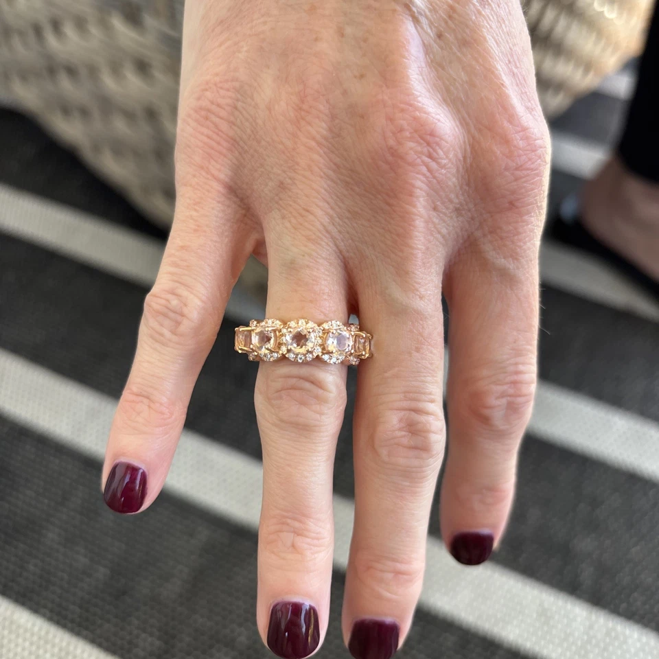 Banda de media eternidad con halo de morganita melocotón corte redondo para mujer, placa de oro rosa de 14 quilates Foto 4 de 4