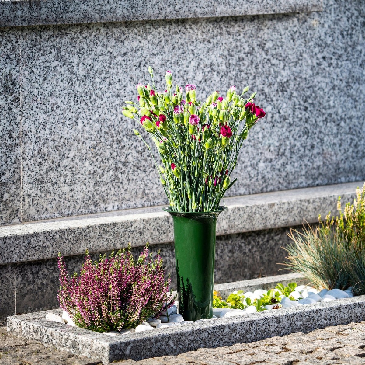 3 Grabvasen Aus Kunststoff – Kelchförmige Steckvasen, 25 Cm Hoch, Grün, Für Grabschmuck & Blumen