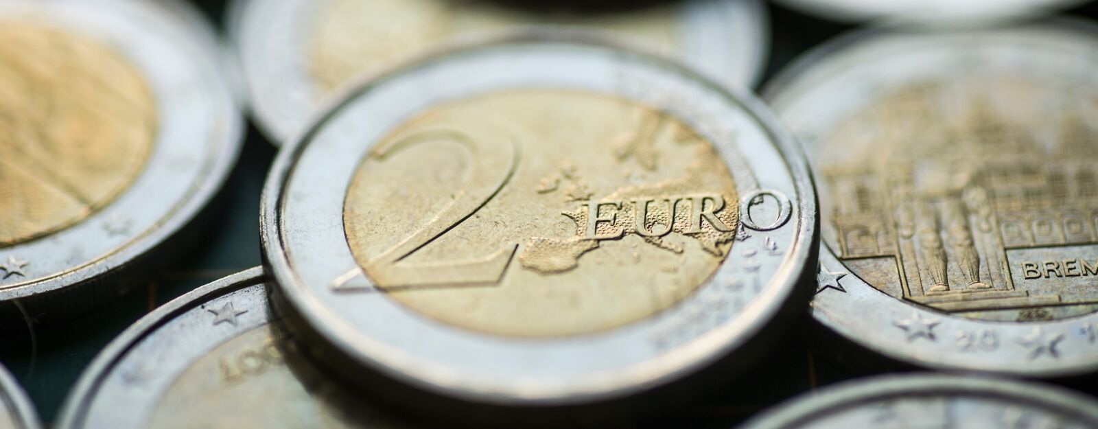 Nahaufnahme von mehreren 2-Euro-Münzen