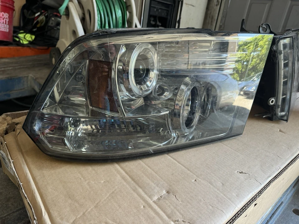 Faros Ram Custom 2009-2018, xenón, LED Foto 2 de 4