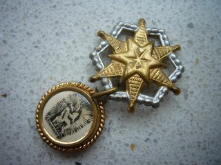 A95) Vintage Tin Badge BLIESKASTEL Mary & Jesus Bethlehem Star Church