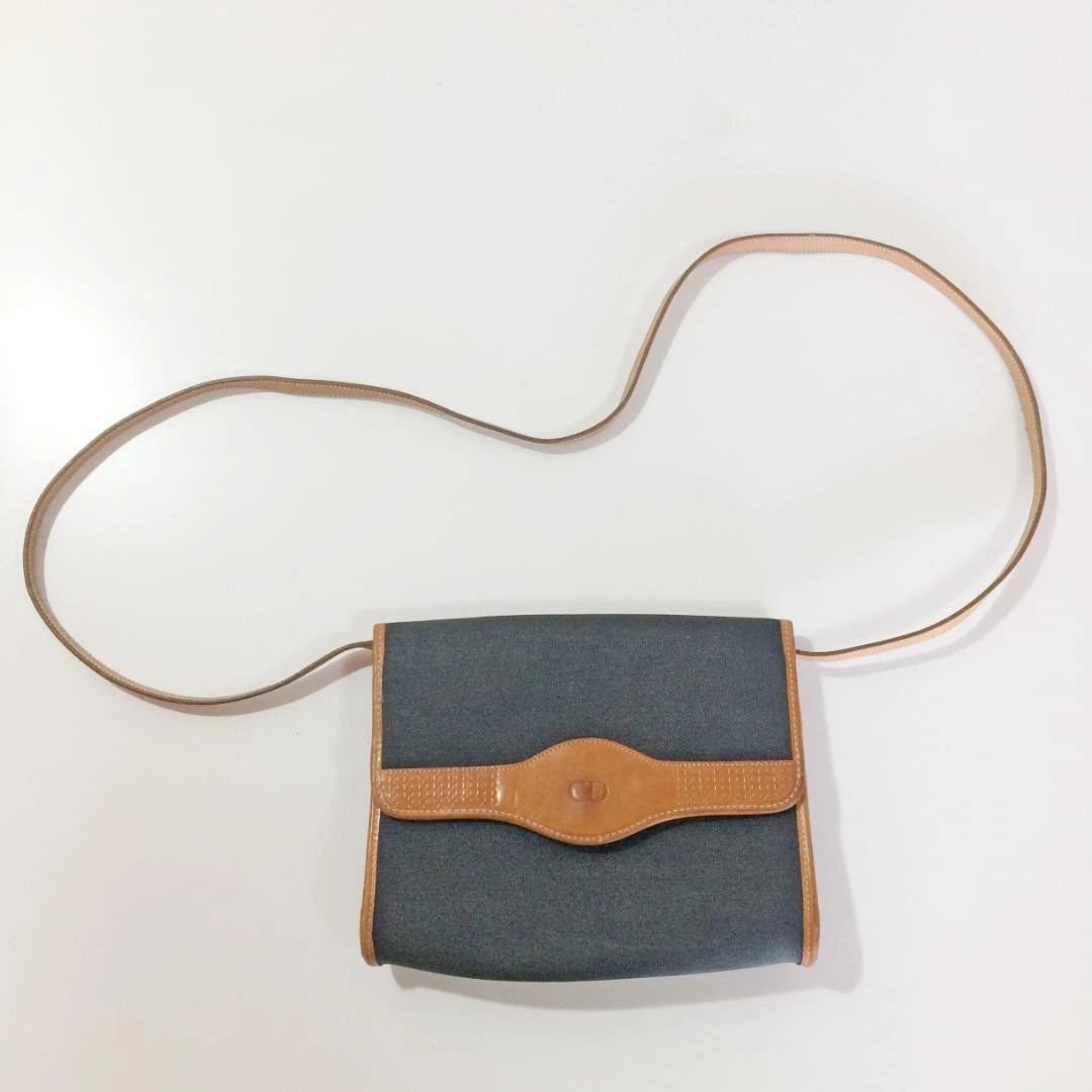 Sac bandoulière Christian Dior avec fermeture bouton manque