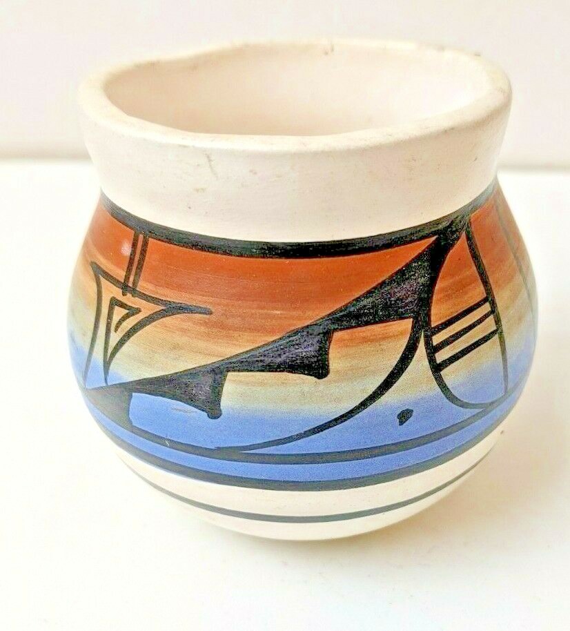 SMALL VINTAGE NAATSIILID NAVAJO HANDCRAFTED POTTERY VASE FROM CEDAR MESA