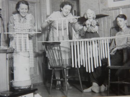 HOME CANDLE MAKING IN HOLLAND  AUTHENTIC  VINTAGE PHOTOGRAPH  195os era   - Foto 1 di 11