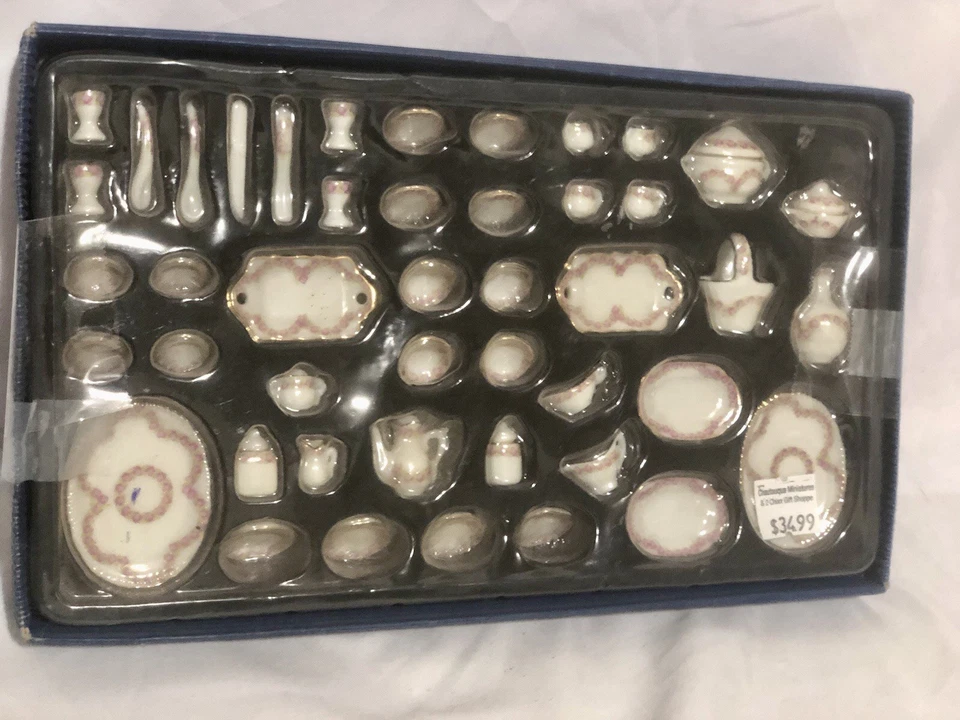 Juego de muebles de madera vintage para casa de muñecas y un juego de vajilla/té en miniatura Foto 4 de 4