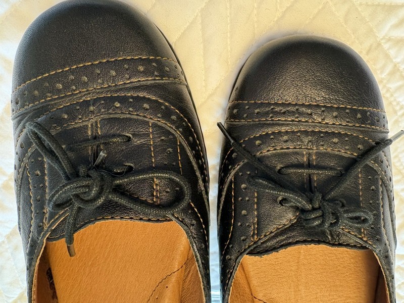Borne Ladies Oxford Leather Shoe size 9 1/2 NWOT Black - Brown Stitching