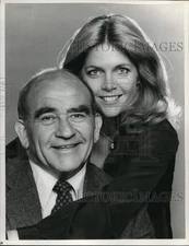Press Photo Edward Asner and his co-star - sap61948