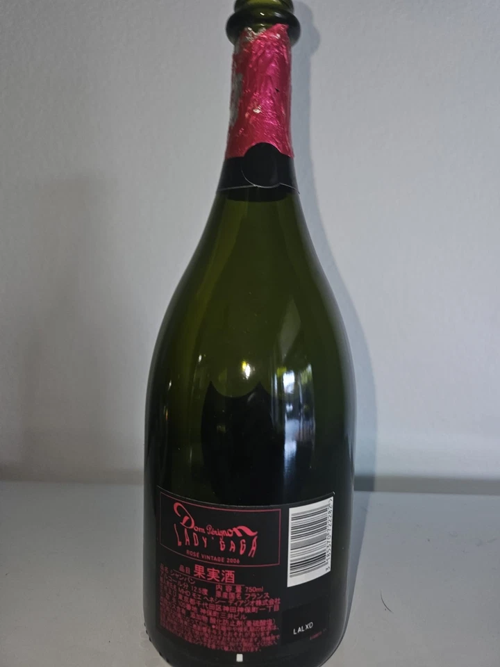 Botella de champán vacía Dom Perignon Rose Lady Gaga 2006 Foto 4 de 4