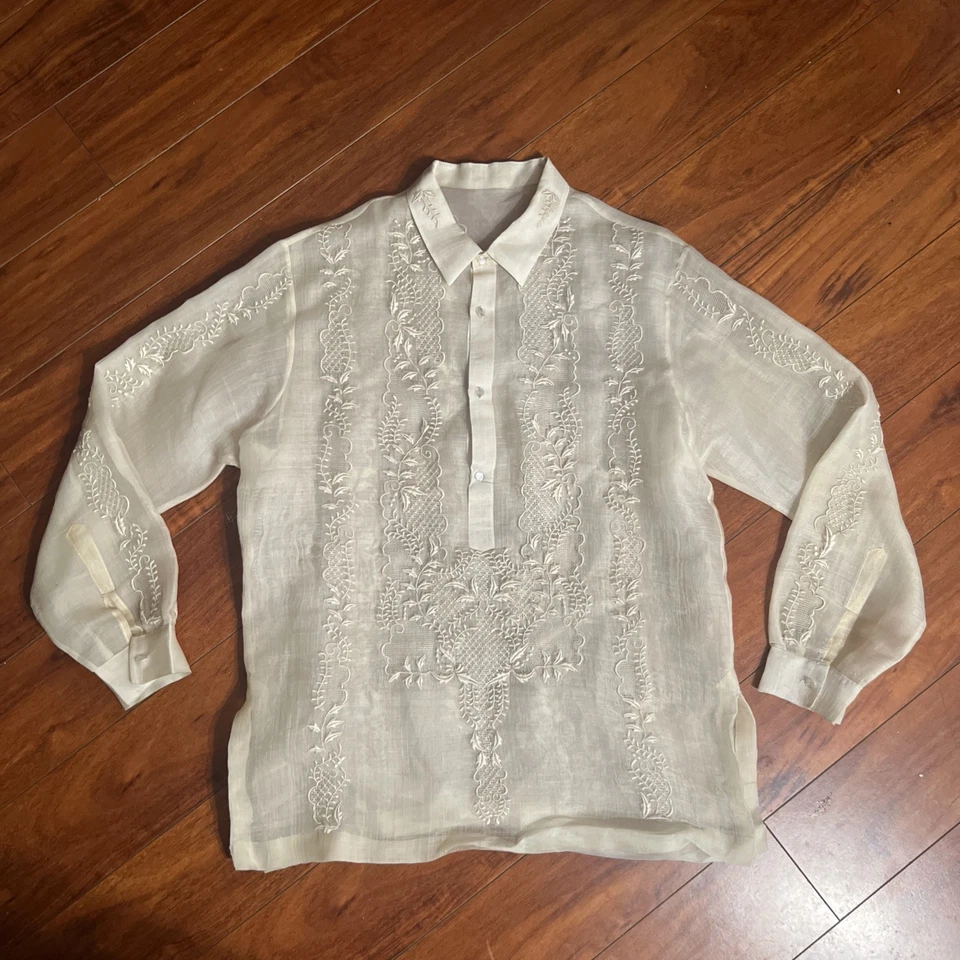 Tradicional Bordado Filipino Barong Tagalo Floral 1/4 Botón Hombre’s L Usado en Excelente Condición Foto 3 de 4