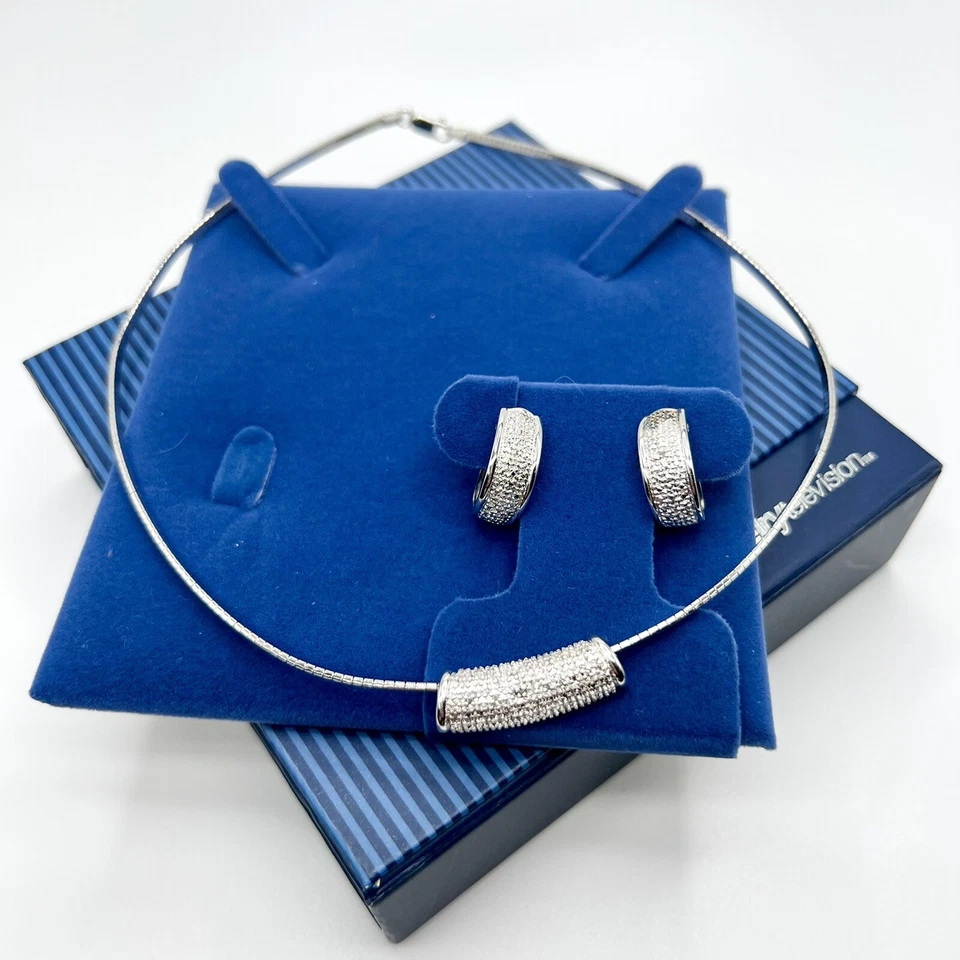 Juego de aros y collar con detalles de diamantes y plata enchapados en platino Foto 2 de 4