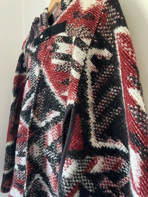 Damen, Bershka, Poncho Cape mit Kapuze, schwarz/rot, Gr. M - Bild 1 von 4